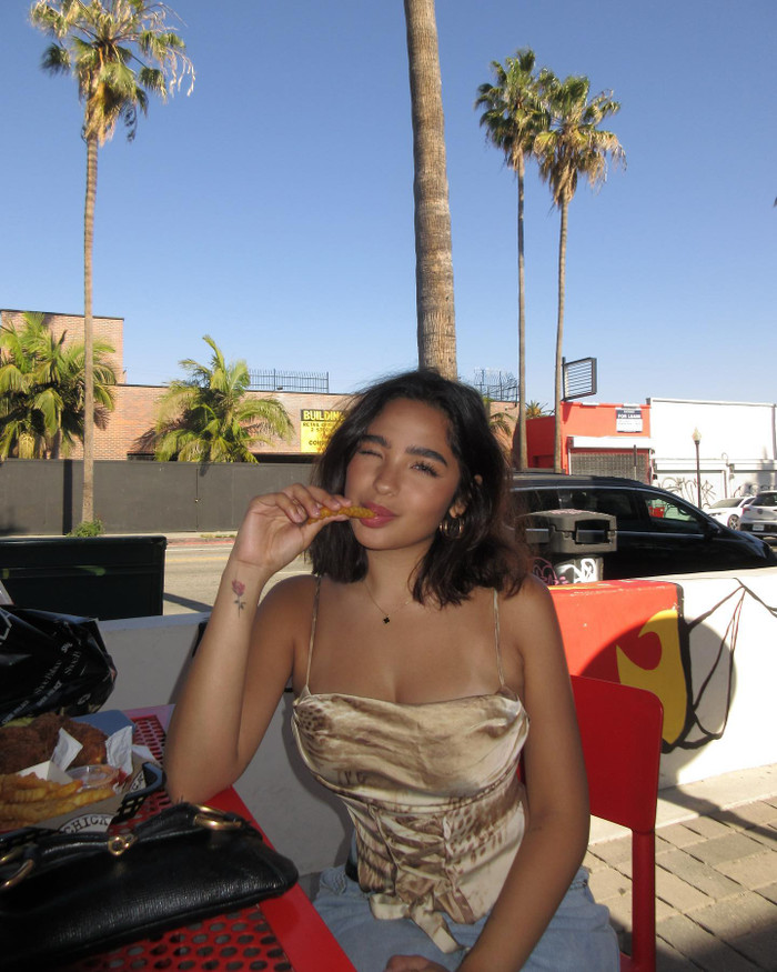 Ngoài đời thường, Andrea ưa chuộng phong cách trẻ trung, kết hợp crop top, quần jeans và váy ngắn, tạo nên hình ảnh năng động và hiện đại. 