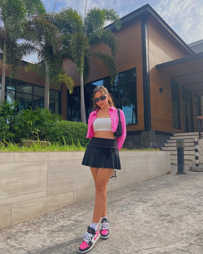 Trong cuộc sống đời thường, Andrea ưa chuộng sự thoải mái và trẻ trung với crop top, quần jeans, hoặc váy ngắn kết hợp sneaker. Phong cách này không chỉ giúp cô giữ được sự năng động mà còn làm nổi bật vẻ đẹp tươi trẻ của tuổi đôi mươi.