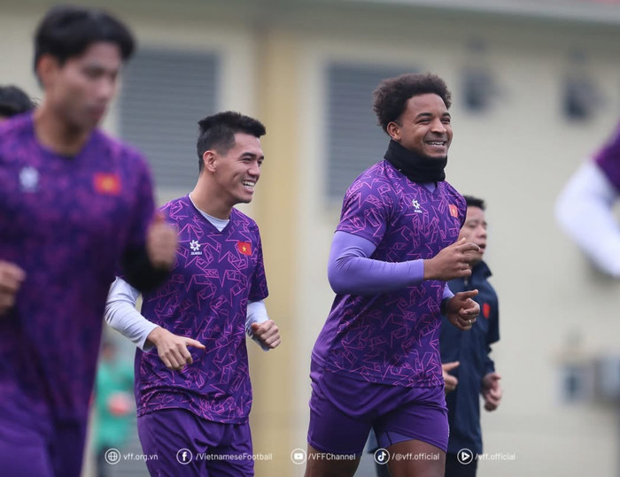 Tiền đạo Nguyễn Xuân Son đã hoàn toàn khoẻ mạnh để tập luyện cùng toàn đội trong ngày cuối năm 2024. Ảnh: VFF