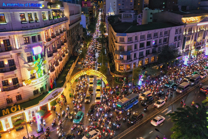 Giao lộ đường Đồng Khởi và Tôn Đức Thắng ngang qua khu vực Công viên Bến Bạch Đằng có đông người dân đến vui chơi.