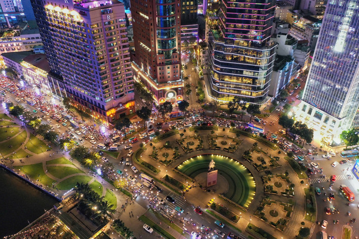 RKhu vực Công trường Mê Linh giao với nhiều tuyến đường huyết mạch của trung tâm TP HCM rất đông người và xe đổ về