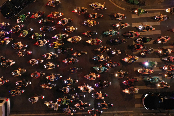 Dòng người háo hức đón chờ khoảnh khắc chuyển giao sang năm 2025