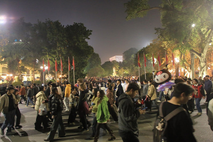 Trước giờ G, 'biển người' đổ về Trung tâm Hà Nội đón chào năm mới 2025 Ảnh 10