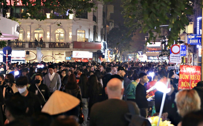 Trước giờ G, 'biển người' đổ về Trung tâm Hà Nội đón chào năm mới 2025 Ảnh 2