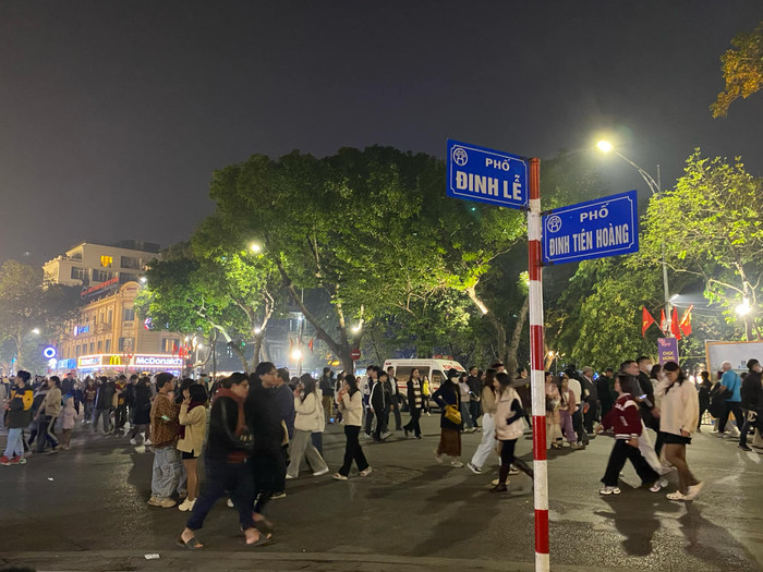 Trước giờ G, 'biển người' đổ về Trung tâm Hà Nội đón chào năm mới 2025 Ảnh 3