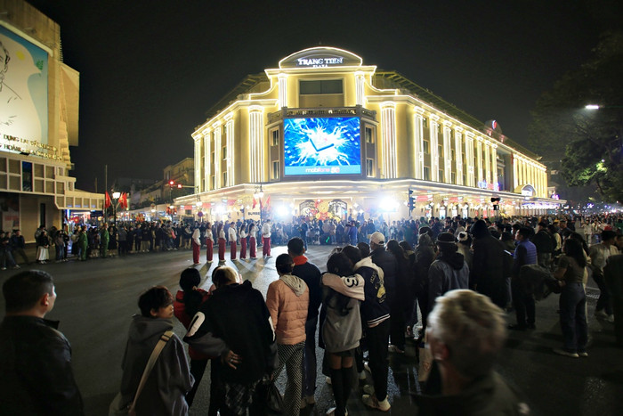 Lượng người đổ về phố đi bộ hồ Hoàn Kiếm càng lúc càng đông 