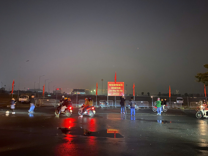 Tại trận địa bắn pháo hoa số 3 ở quận Nam Từ Liêm, người dân đã có mặt từ rất sớm