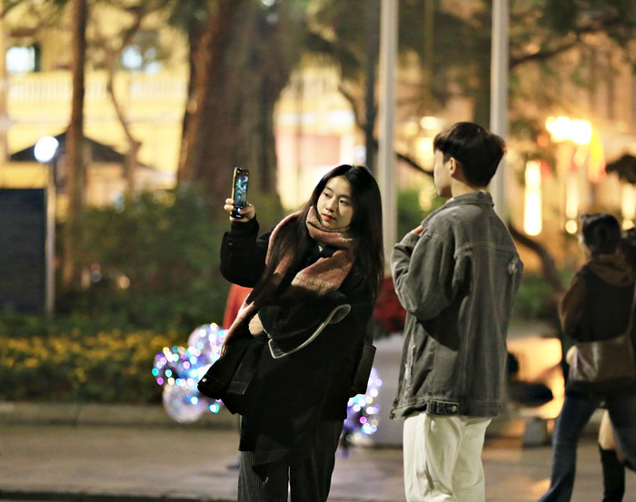 Các bạn trẻ có mặt từ sớm tại khu vực hồ Hoàn Kiếm để vui chơi, chụp ảnh, chờ đợi khoảnh khắc bắn pháo hoa