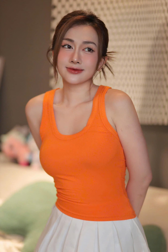 Sau đổ vỡ tình cảm, hiện nữ diễn viên có chỗ dựa tinh thần vững chắc là gia đình cũng như tập trung cho công việc. (Ảnh FBNV)