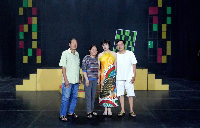 Phương Lan đưa ba mẹ và anh trai đến sân khấu để trực tiếp xem cô diễn kịch. (Ảnh FBNV)