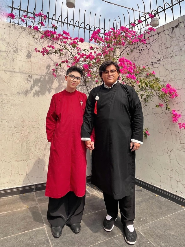 Nam ca sĩ khá kín tiếng trong chuyện cá nhân. Hiện, anh vẫn 'ghim' những video cầu hôn người yêu ở kênh TikTok. (Ảnh FBNV)