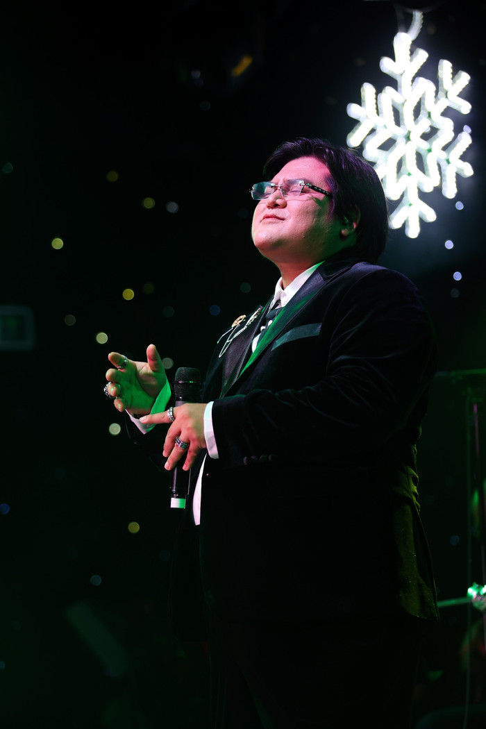 Nam ca sĩ được nhiều khán giả yêu thích vì sở hữu chất giọng ấm áp, truyền cảm. (Ảnh FBNV)