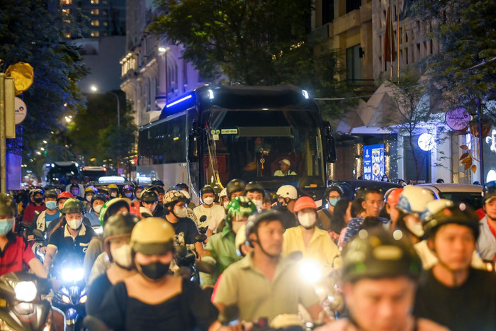 Dòng người đổ về trung tâm thành phố từ chiều tối