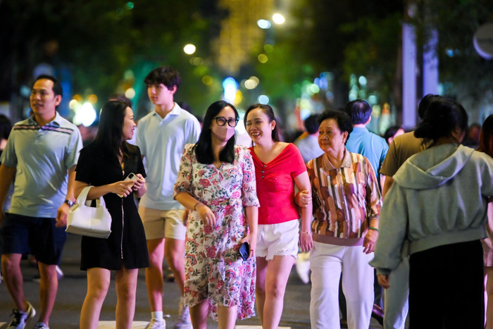 Không khí đón chào năm mới 2025 đầy vui tươi hứng khởi