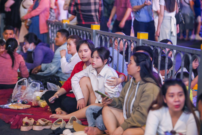 Nhiều gia đình, nhóm bạn cùng nhau ăn uống, trò chuyện chờ ngắm pháo hoa