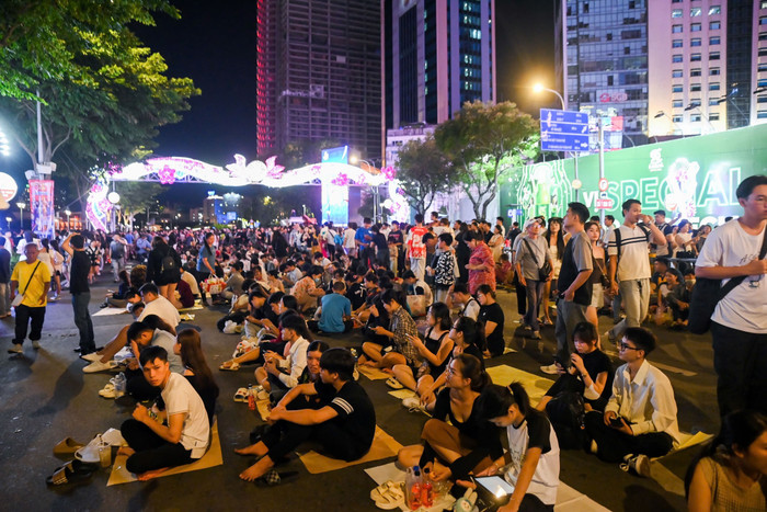 Nhiều bạn trẻ đi từ sớm để tìm vị trí đẹp chờ khoảnh khắc chuyển giao.