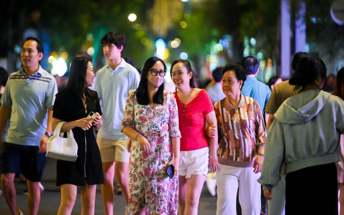 Người dân TP HCM phấn khởi 'trải thảm' đón chào năm mới 2025 Ảnh 2