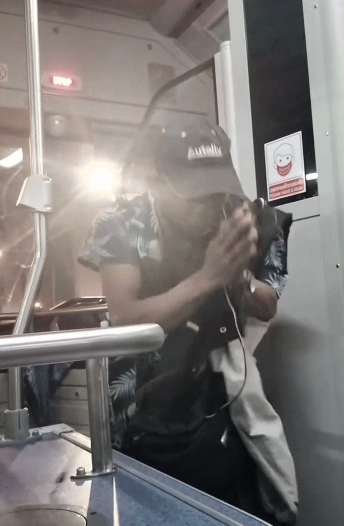 Sau đó, kẻ biến thái phải quỳ gối xin lỗi vì có hành động không đúng đắn với cô gái.