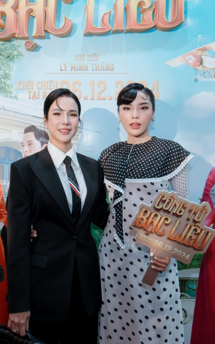 Nếu như Thanh Thủy diện đầm cắt xẻ táo bạo, thì đàn chị Kỳ Duyên lại chọn phong cách có phần 'kín cổng cao tường'. Tuy nhiên, nàng hậu vẫn chiếm trọn spotlight nhờ khí chất và nhan sắc ngày một thăng hạng. Thảm đỏ Công Tử Bạc Liêu cũng là sự kiện hiếm hoi có sự tham gia của cả Kỳ Duyên và Thanh Thủy sau khi chinh chiến ở đấu trường quốc tế. Ở lần xuất hiện này, Kỳ Duyên diện áo dài cách điệu tone trắng - đen, đọ sắc với chị đẹp Diệp Lâm Anh. Hình ảnh mới của Kỳ Duyên có phần khác lạ với phong cách sexy thường ngày của cô nàng, khiến nhiều khán giả không nhận ra.