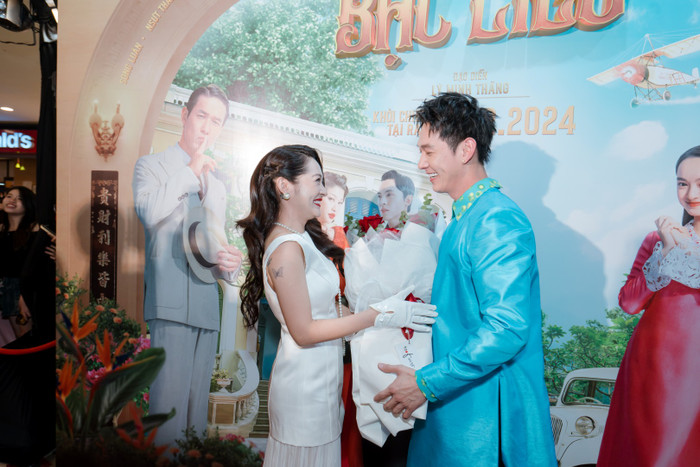 Ca sĩ Bảo Anh diện đầm đơn giản, nổi bần bật trong sắc son đỏ. 'Mẹ một con' xuất hiện tươi tắn, ôm bó hoa to đến tặng Song Luân. Team qua đường đã bắt được nhiều khoảnh khắc thân thiết của cả hai tại sự kiện.