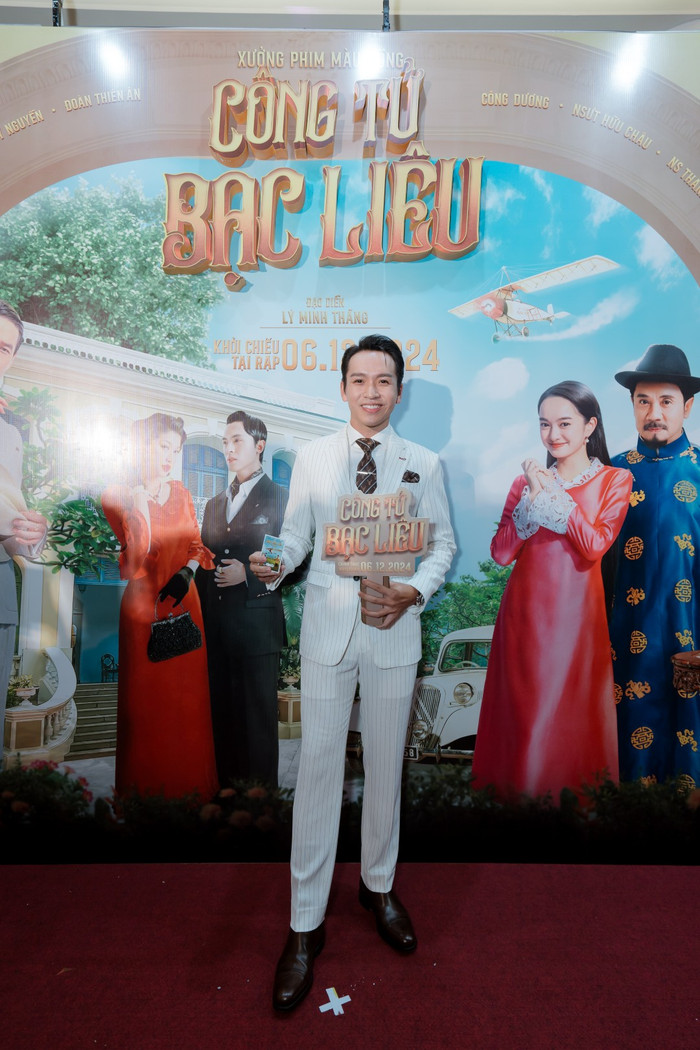 'Cậu Hai Thịnh' Bạch Công Khanh diện vest trắng sọc đen, gây sốt bởi vẻ ngoài bảnh bao, lịch lãm. Nhiều khán giả tinh ý nhận ra, tạo hình của Bạch Công Khanh rất giống với nhân vật Công tử Bạc Liêu do Song Luân đảm nhiệm. Hiện Bạch Công Khanh đang là gương mặt phủ sóng truyền hình giờ vàng, với phim Tham Vọng Giàu Sang.
