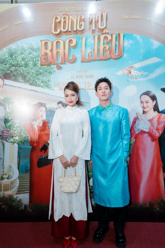 Nếu như khán giả đã quá quen với hình ảnh hoa hậu Ngọc Châu gợi cảm, cá tính tại các sự kiện trước đây, thì trên thảm đỏ Công Tử Bạc Liêu, cô lại mang đến hình ảnh vô cùng khác biệt. Ngọc Châu diện áo dài dáng suông màu trắng, đeo túi thủ công đính ngọc trai. Khoảnh khắc Ngọc Châu chung khung hình với Song Luân được khen 'gấp đôi visual', thậm chí còn được khán giả 'đẩy thuyền' đóng phim chung.
