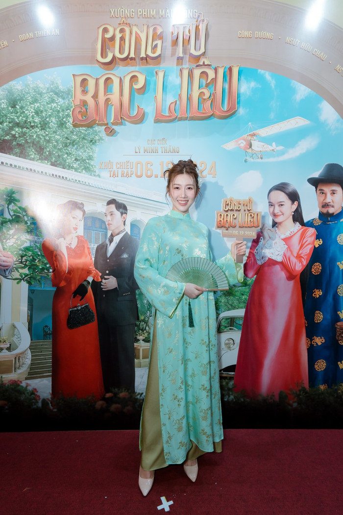 Diễn viên Thúy Ngân đẹp nền nã trong tà áo dài gấm màu xanh ngọc, họa tiết sang trọng. Tình tin đồn Võ Cảnh kết hợp thêm phụ kiện quạt cầm tay cùng màu. Nữ diễn viên trang điểm nhẹ nhàng, khoe ngũ quan hài hòa cùng làn da sáng. Thúy Ngân dành thời gian để giao lưu, ký tên cho fan trong hậu trường sự kiện.
