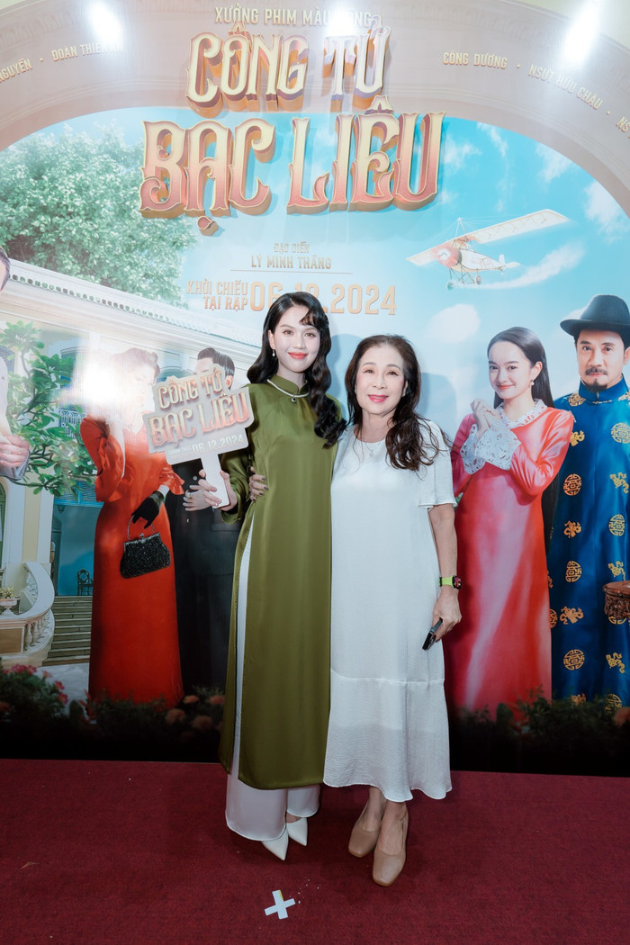 Diễn viên, người mẫu Ngọc Trinh khoe vẻ đẹp đài các trong bộ áo dài truyền thống, kết hợp chuỗi ngọc trai và hoa tai phong cách cổ điển. Ngọc Trinh ghi điểm bởi sự thân thiện, lễ phép khi chụp ảnh cùng tiền bối - NSND Kim Xuân. Trên các diễn đàn, khí chất và nhan sắc Ngọc Trinh được khen ngày một thăng hạng, thậm chí còn át vía dàn hoa - á hậu đình đám. Mới đây, Ngọc Trinh thông báo tái xuất trong phim điện ảnh mới ra mắt vào nửa cuối tháng 12, kết hợp với Hồng Đào, Lê Khánh, Việt Hương.