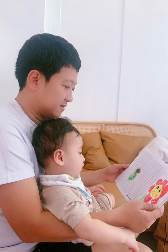 Trường Giang là ông bố đảm, chăm con khéo. (Ảnh FBNV)