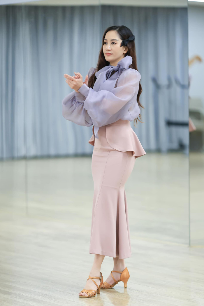 Khánh Thi hiện có trung tâm dạy nhảy riêng, cô vừa đảm nhận vai trò quản lý, vừa làm Huấn luyện viên. Ảnh: FBNV