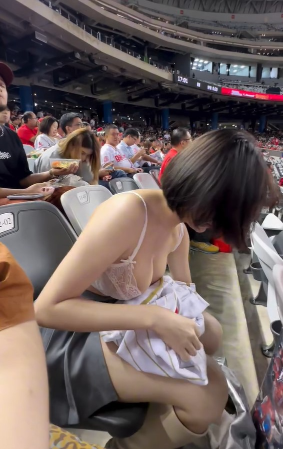 Hành động cởi áo của người mẫu Dương Thần gây tranh cãi trên mạng xã hội 