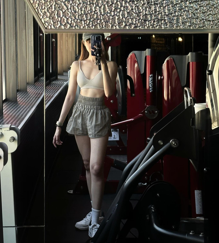 Nữ người mẫu thường xuyên đăng tải hình ảnh check-in tại phòng gym. Cô khá chăm chỉ luyện tập để có được thân hình 'như mơ'. Bên cạnh đó, Dương Thần cũng khuyến khích người theo dõi nên vận động vừa khỏe mạnh, vừa quyến rũ. 