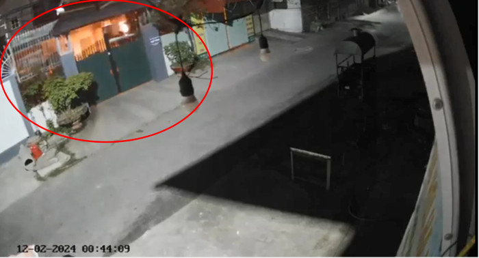 Ngôi nhà của anh Cảnh bốc cháy sau tiếng nổ lớn.