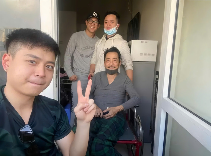 Chí Nhân có mặt tại bệnh viện thời điểm NSND Hoàng Dũng điều trị bệnh. Ảnh: FBNV