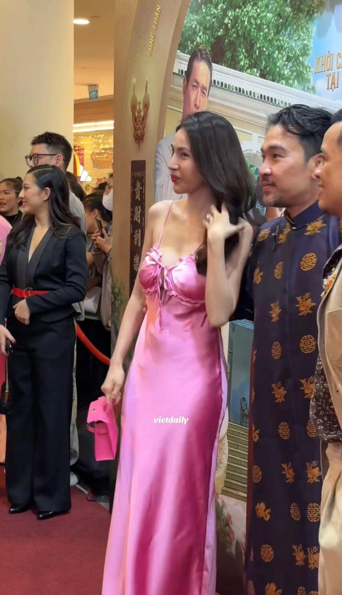 Vừa qua, ca sĩ Thủy Tiên trở thành tâm điểm khi tham dự một buổi ra mắt phim. Cô chọn một chiếc váy dài màu hồng với thiết kế nổi bật, mái tóc xoăn bồng bềnh đặc trưng. Tuy nhiên, phần trên của bộ váy bị đánh giá là quá táo bạo, hớ hênh và không phù hợp với chủ đề sự kiện. Điều này nhanh chóng làm dấy lên tranh luận trên mạng xã hội, với nhiều ý kiến trái chiều về sự lựa chọn trang phục của nữ ca sĩ.