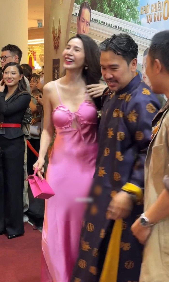 Không chỉ vậy, hình ảnh qua ống kính thường còn khiến khán giả nhận xét vóc dáng của cô trông gầy gò, thiếu sức sống, không lung linh như ảnh đã chỉnh sửa.