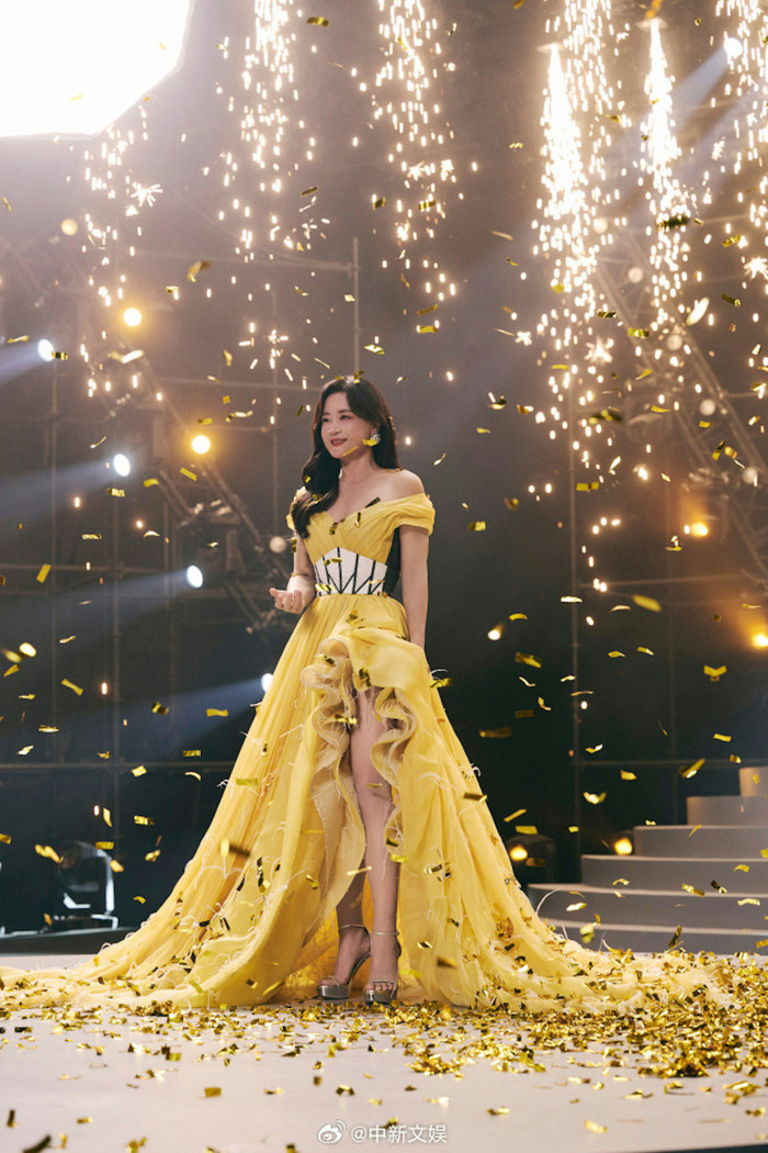 Giả Linh gây ấn tượng với ngoại hình xuất sắc sau khi giảm cân cùng với thành tích khó xô đổ ở địa hạt điện ảnh.