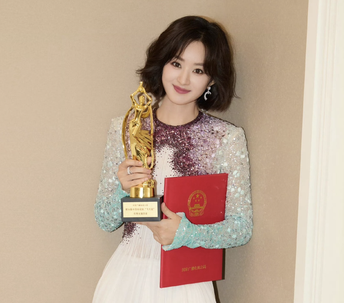 Triệu Lệ Dĩnh bội thu các giải thưởng danh giá trong năm nay.
