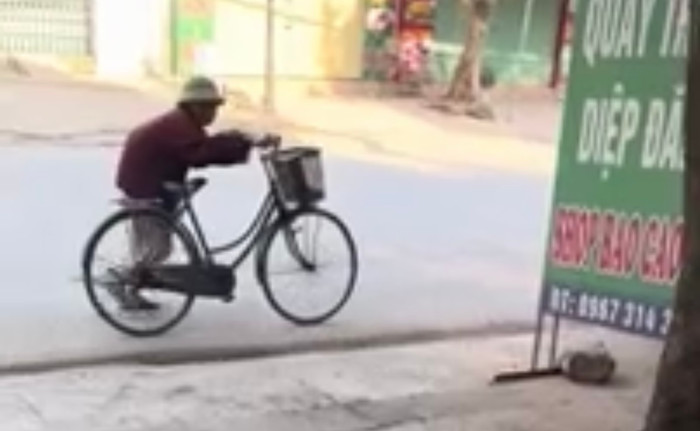 Hình ảnh này của ông cụ khiến ai nhìn thấy cũng bật cười xúc động.