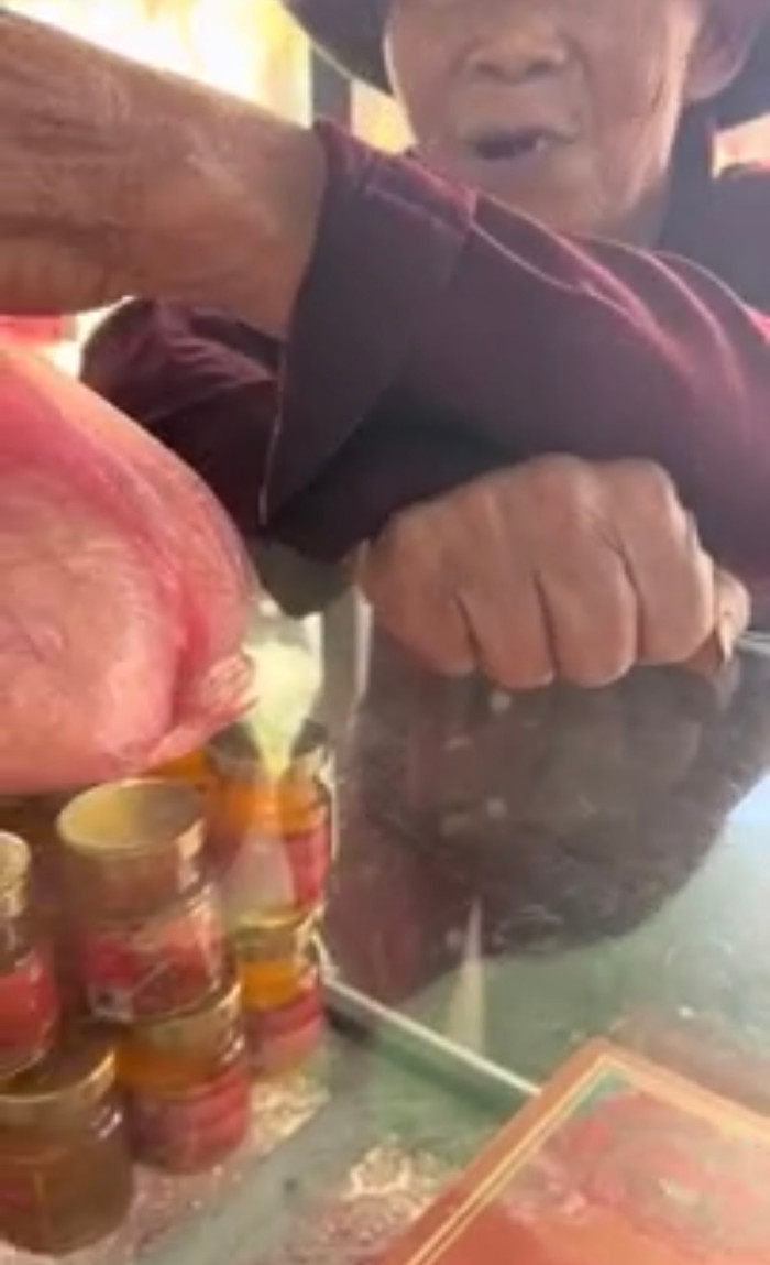 Ông cụ đặt túi gạo trên kệ thuốc rồi nhanh chóng bỏ chạy.