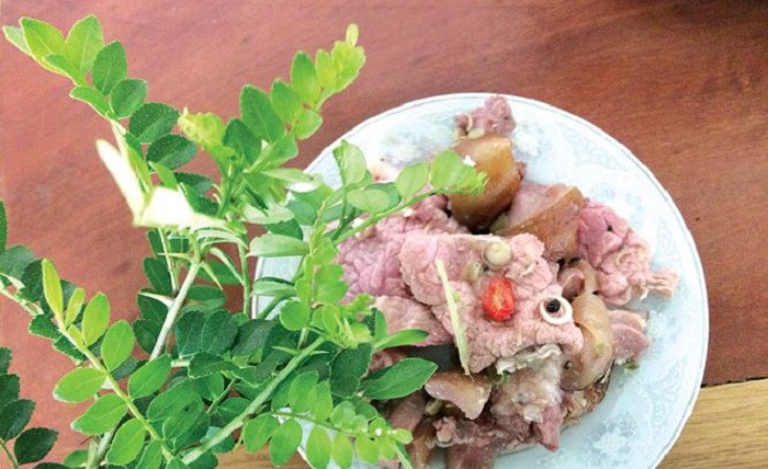 Thịt ướp với lá đặc sản này tạo ra hương vị lạ.