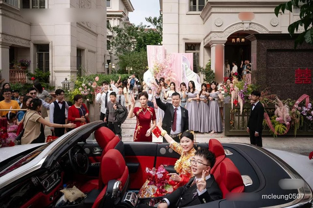 Chú rể lái siêu xe rước dâu về dinh.