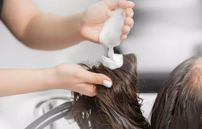 Ủ tóc sau khi gội đầu giúp tóc tăng độ mềm mượt, bồng bềnh.