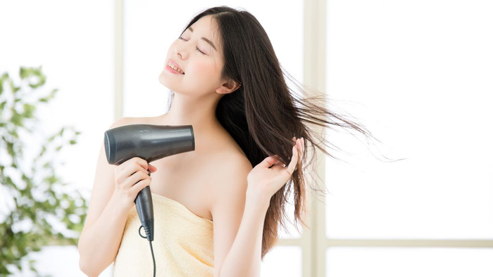 Sấy tóc đúng cách vừa giúp tóc đẩy lùi việc hư tổn đồng thời hỗ trợ tạo kiểu bồng bềnh tự nhiên.