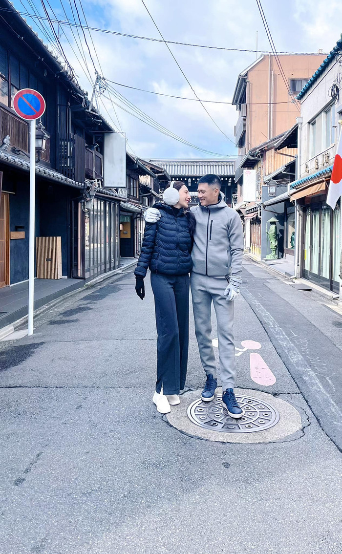 Hồi tháng 6 vừa qua, Công Vinh và Thủy Tiên bị đồn ly hôn. Cặp đôi đã lên tiếng phủ nhận chuyện này. (Ảnh FBNV)