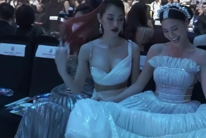 Nhiều khán giả từng bất bình trước khoảnh khắc Thủy Tiên bị 'đàn em' trong nghề chèn ép, hất tóc vào mặt khi dự sự kiện thời trang. 