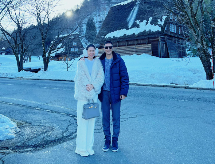 Vợ chồng Thủy Tiên trong một chuyến du lịch. Cả hai đang tận hưởng hạnh phúc bên nhau. (Ảnh FBNV) 