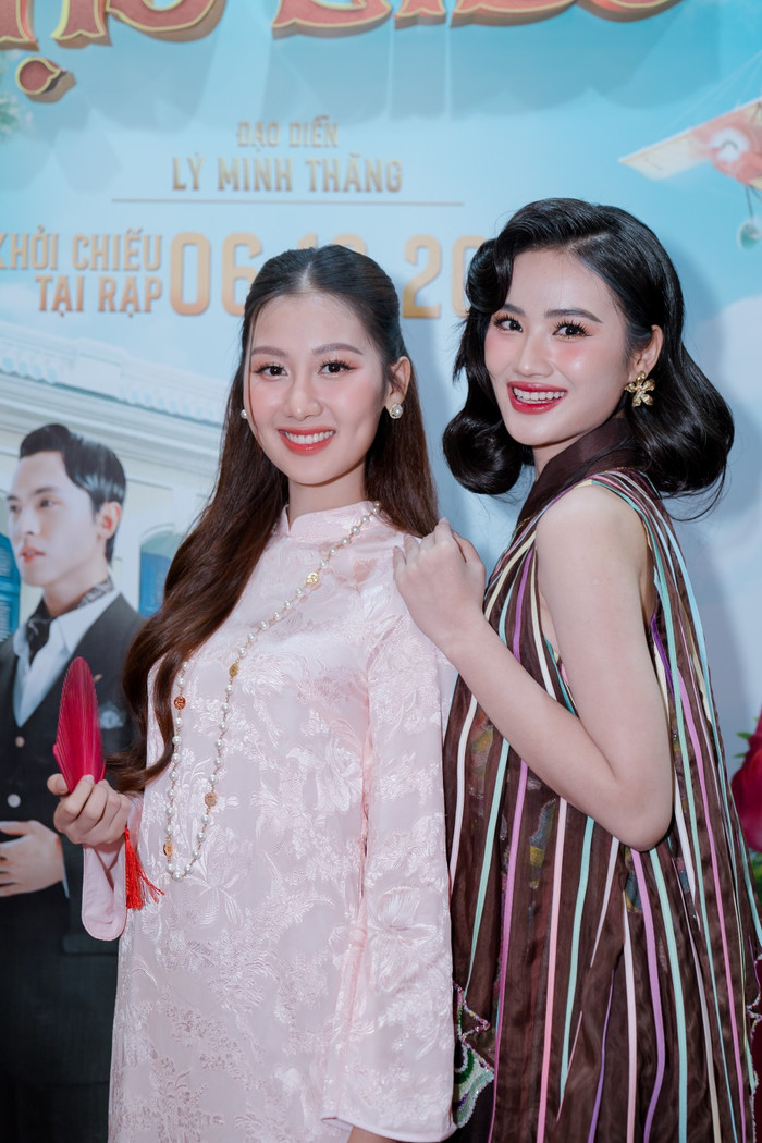 Hoa hậu Quế Anh (bên trái) đọ sắc Ý Nhi trên thảm đỏ phim mới của Đoàn Thiên Ân.