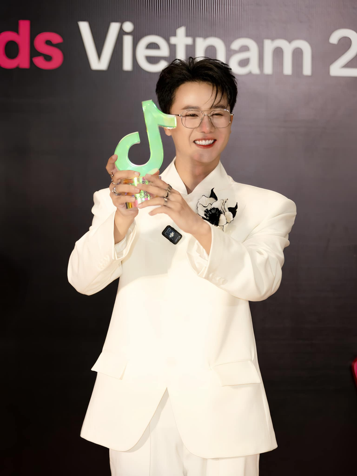 Vĩnh Thích Ăn Ngon xúc động với danh hiệu mới - Lifestyle Creator of the Year từ TikTok Awards Việt Nam 2024.