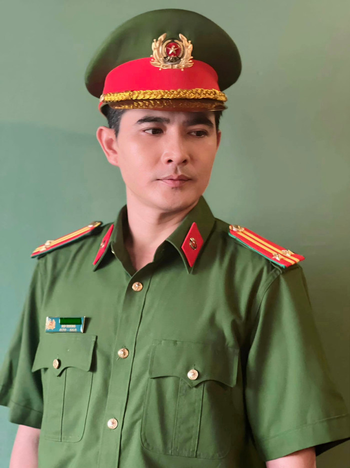 Quang Sự được thăng chức lên làm Trung tá trong bộ phim Đội Điều Tra Số 7 phần 2 – Gương Mặt Vặn Vẹo